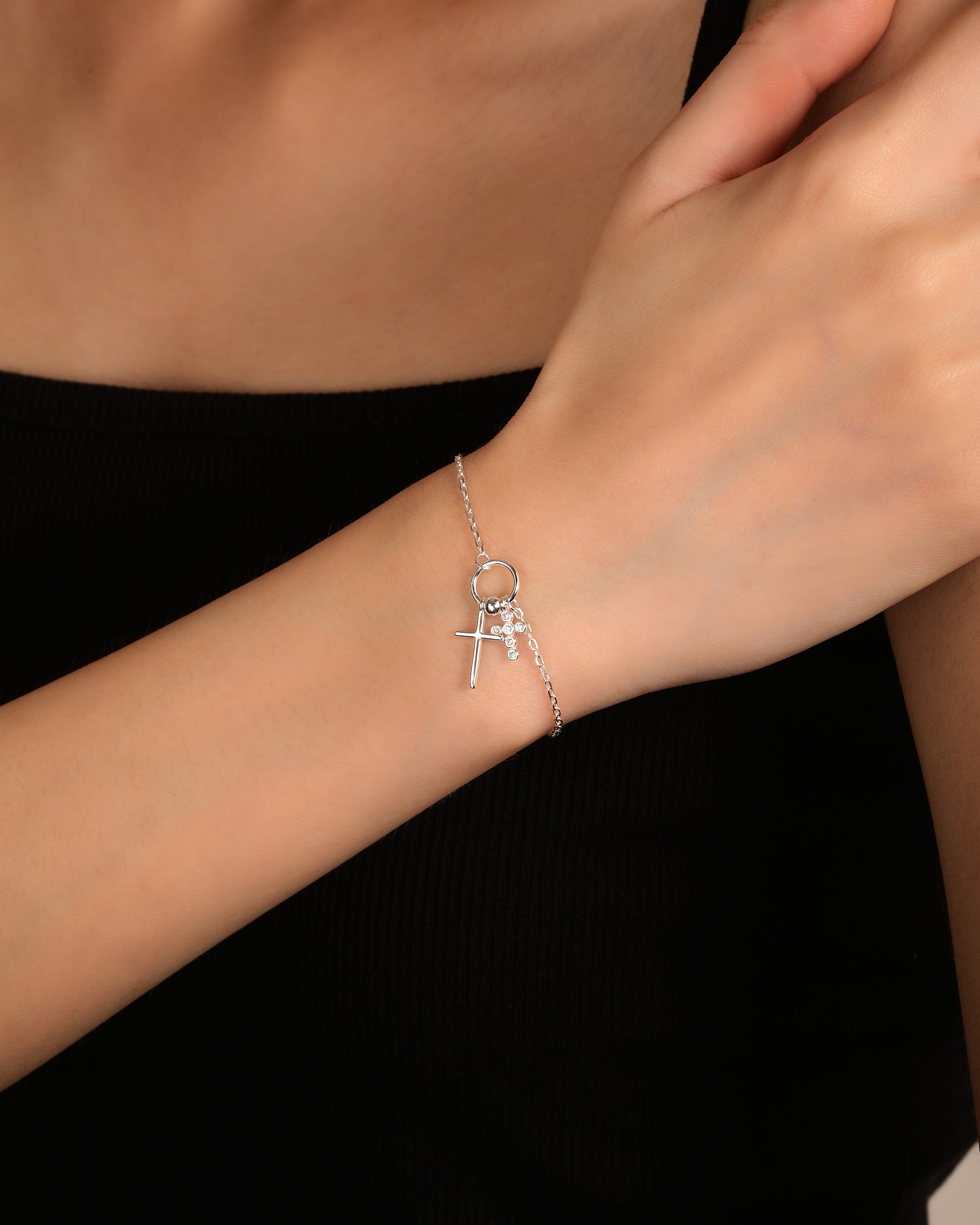 Pulsera de cruces con circonia blanca de 17+3cm en plateado