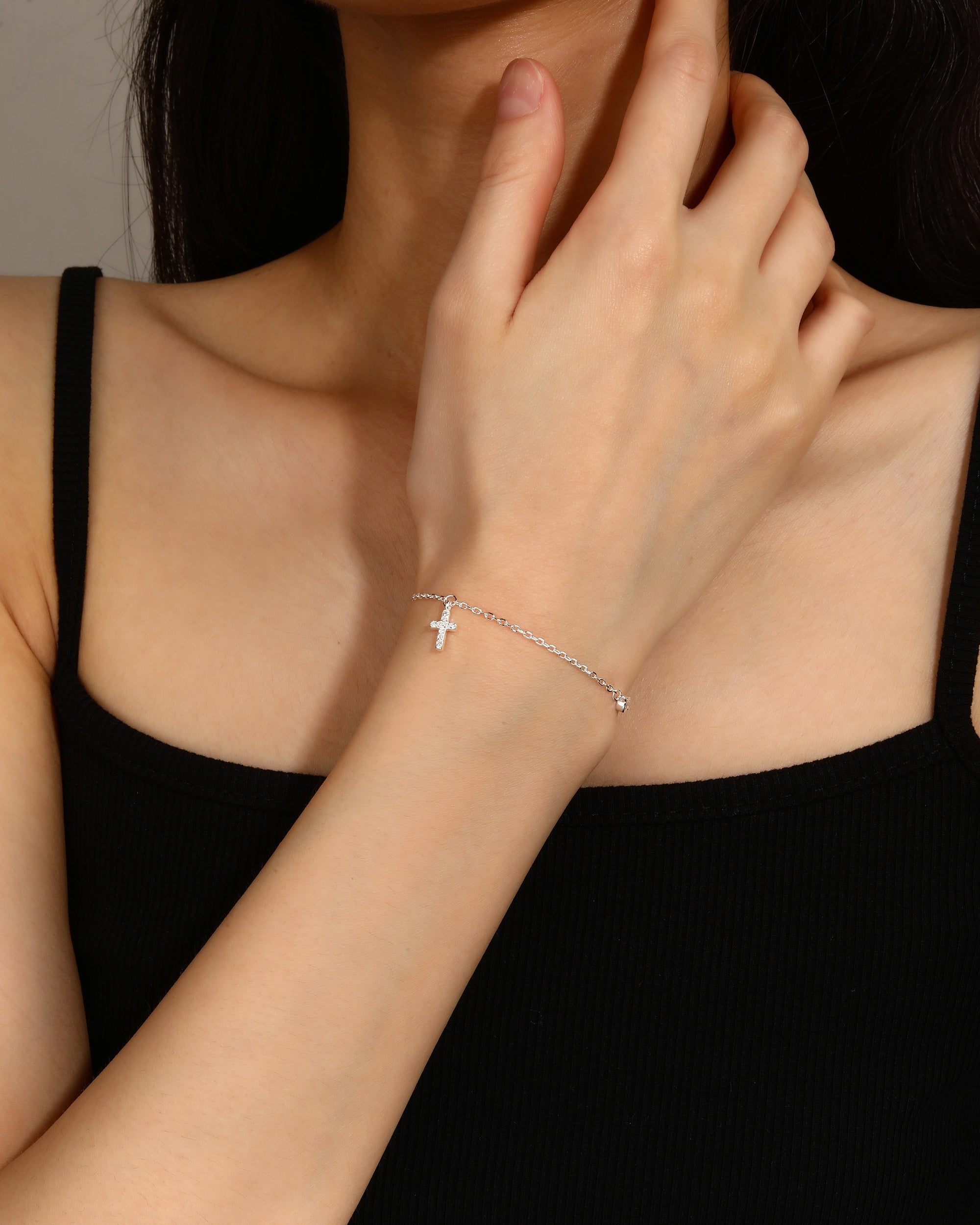 Pulsera sencilla de Cruz con circonia blanca 17+3cm en plateado