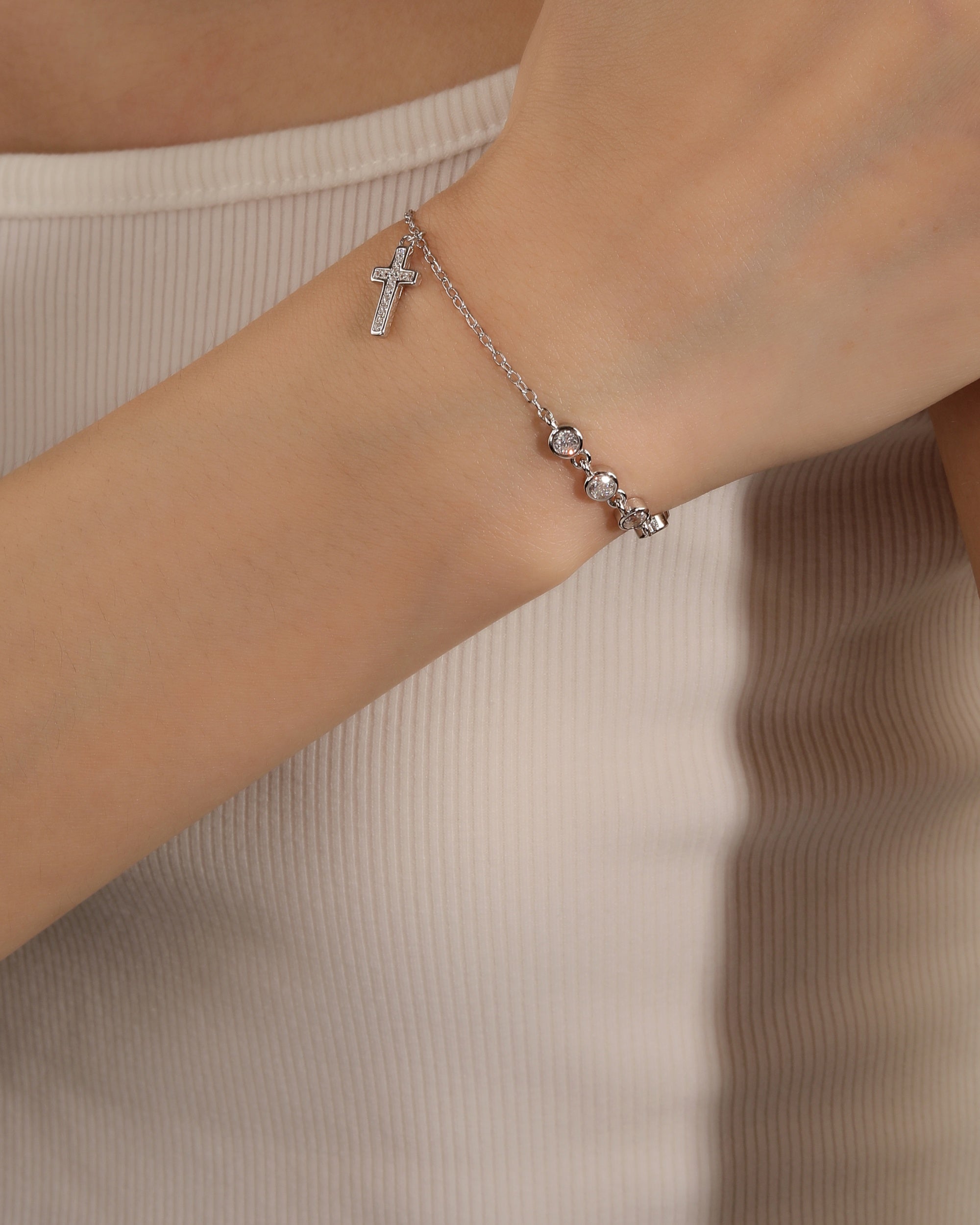 Pulsera sencilla de Cruz con circonia blanca 17+3cm en rodizado