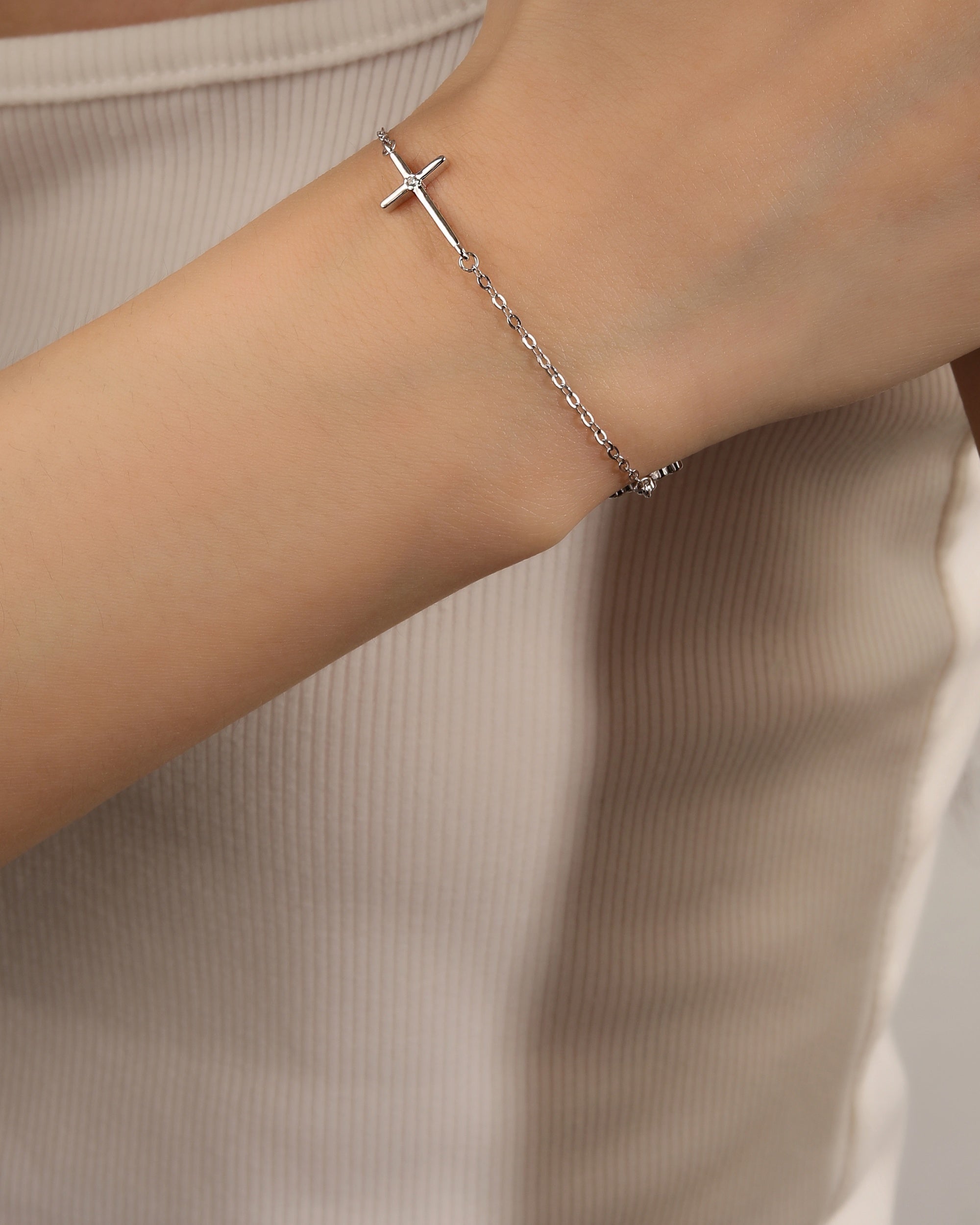 Pulsera sencilla de Cruces con circonia blanca 17+3cm en rodizado