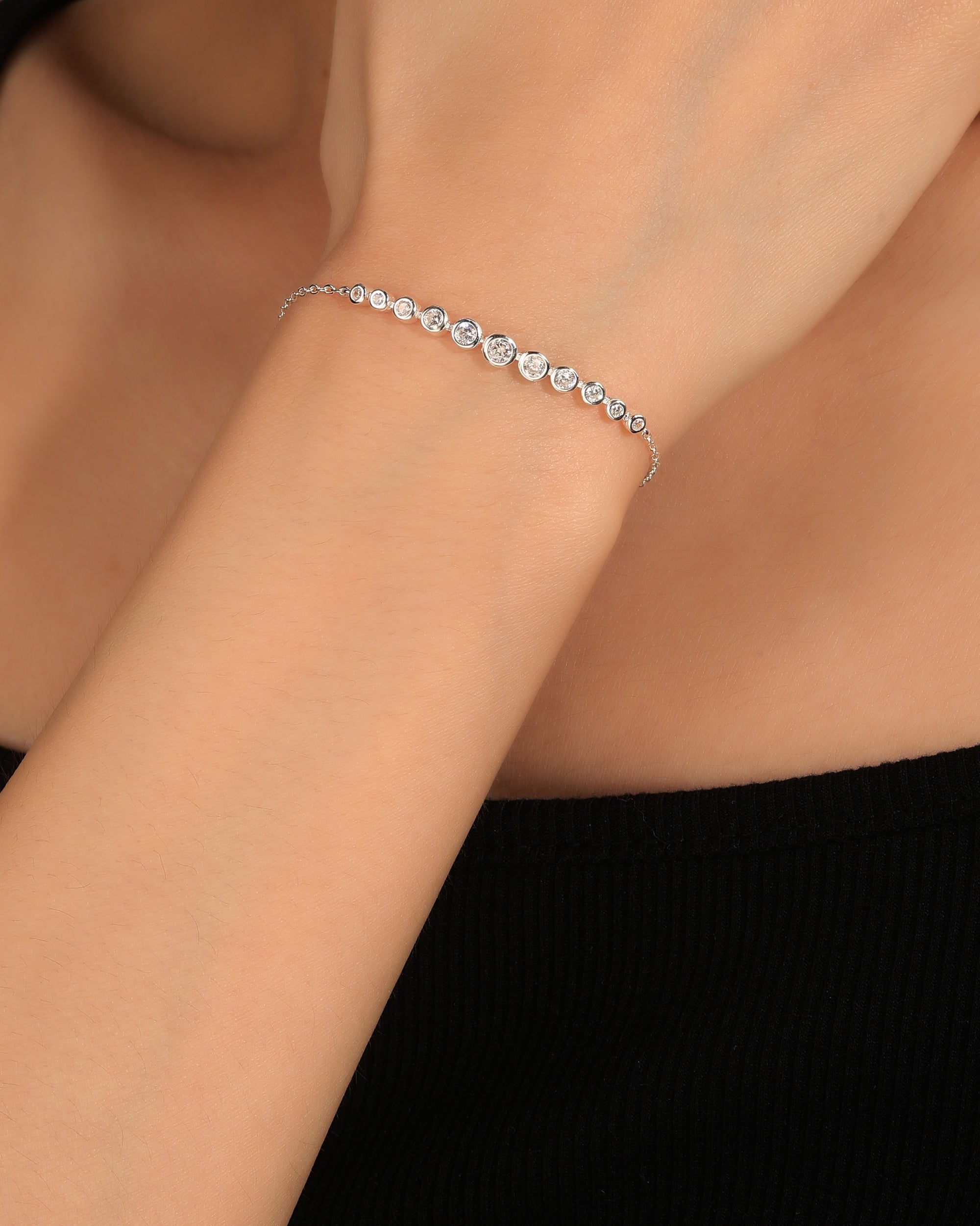 Pulsera con circulos de 1.5-3mm  con circonias blancas 17+3cm en plateado