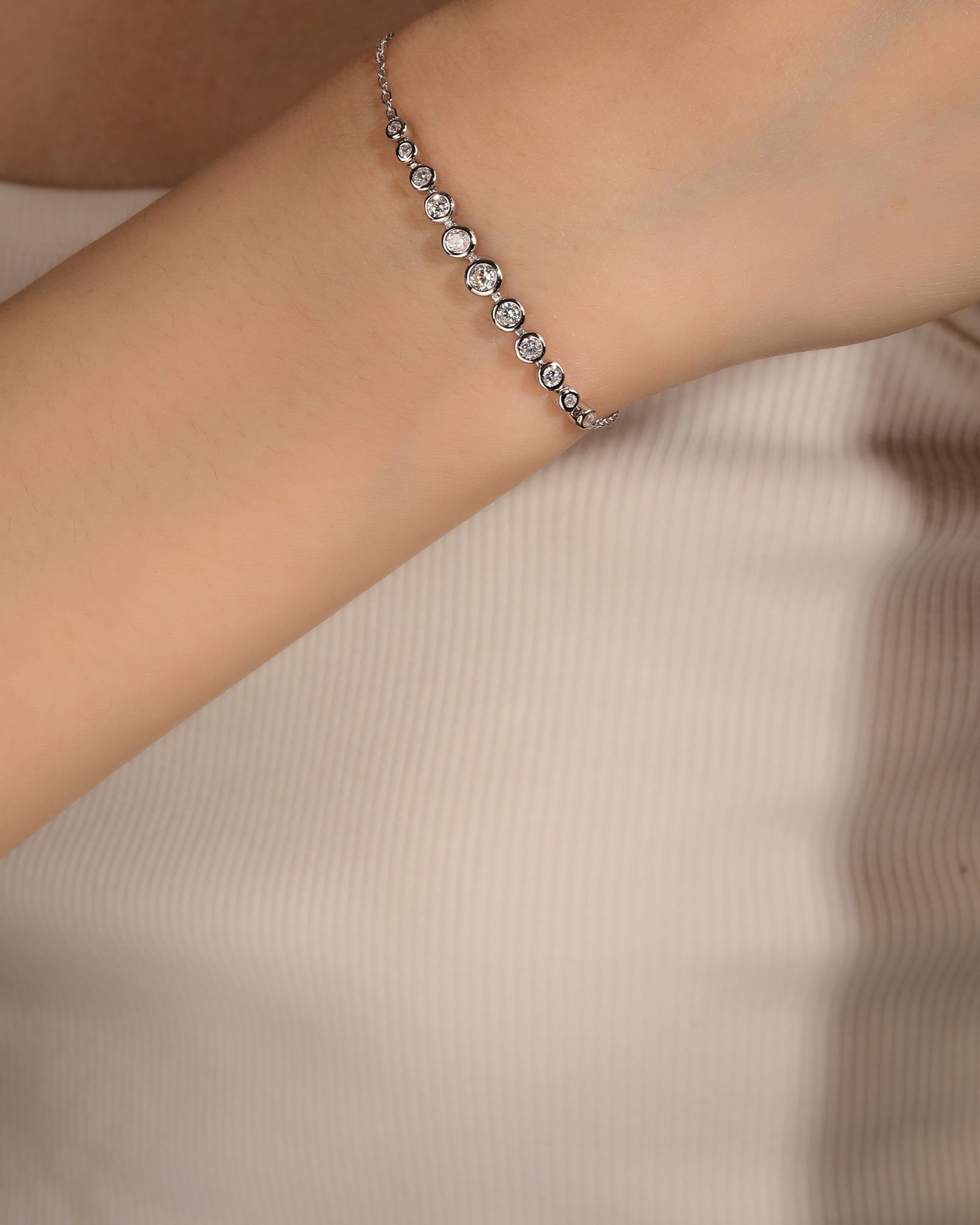 Pulsera con circulos de 1.5-3mm  con circonias blancas 17+3cm en rodizado