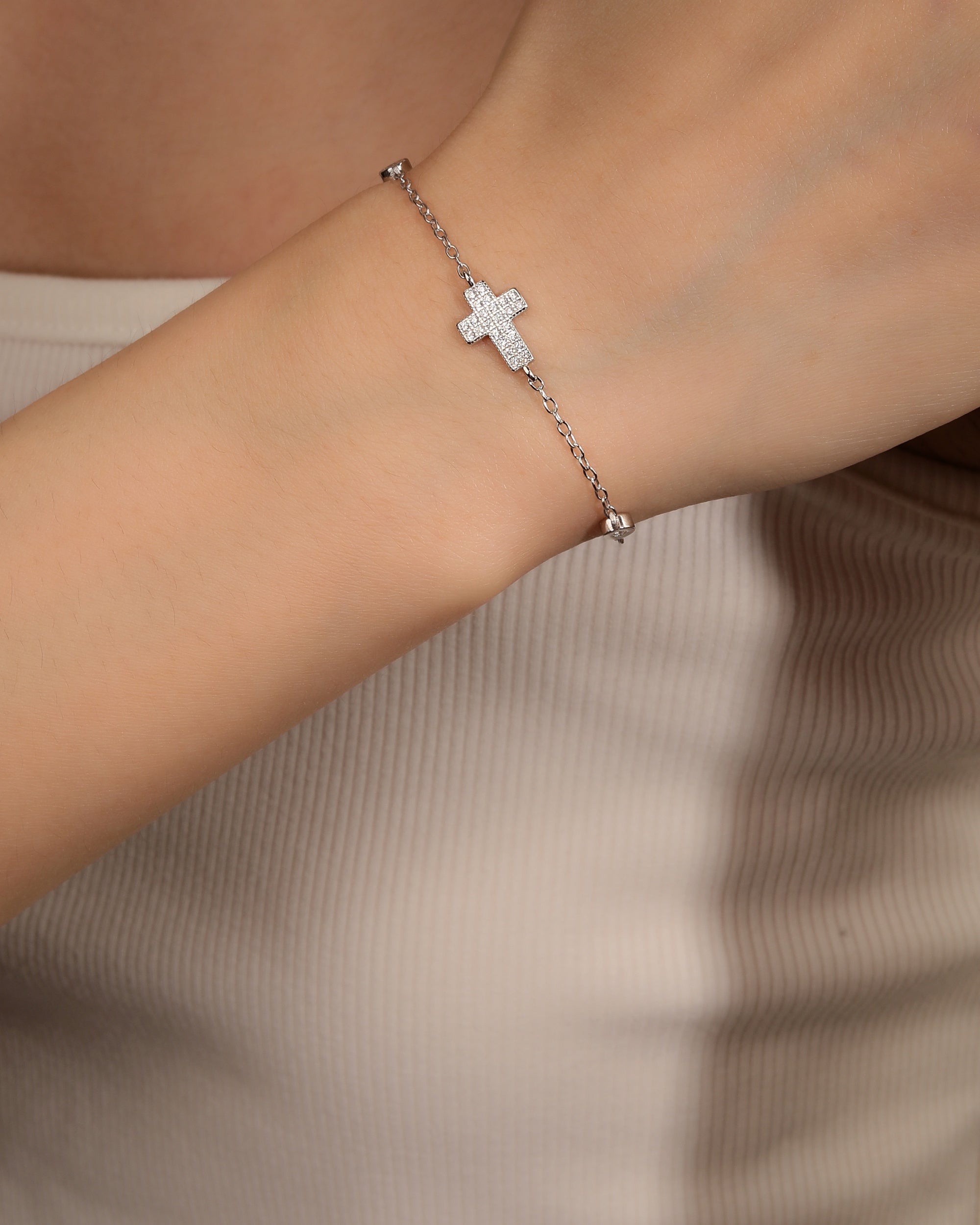 Pulsera sencilla de Cruz con circonia blanca 17+3cm en rodizado