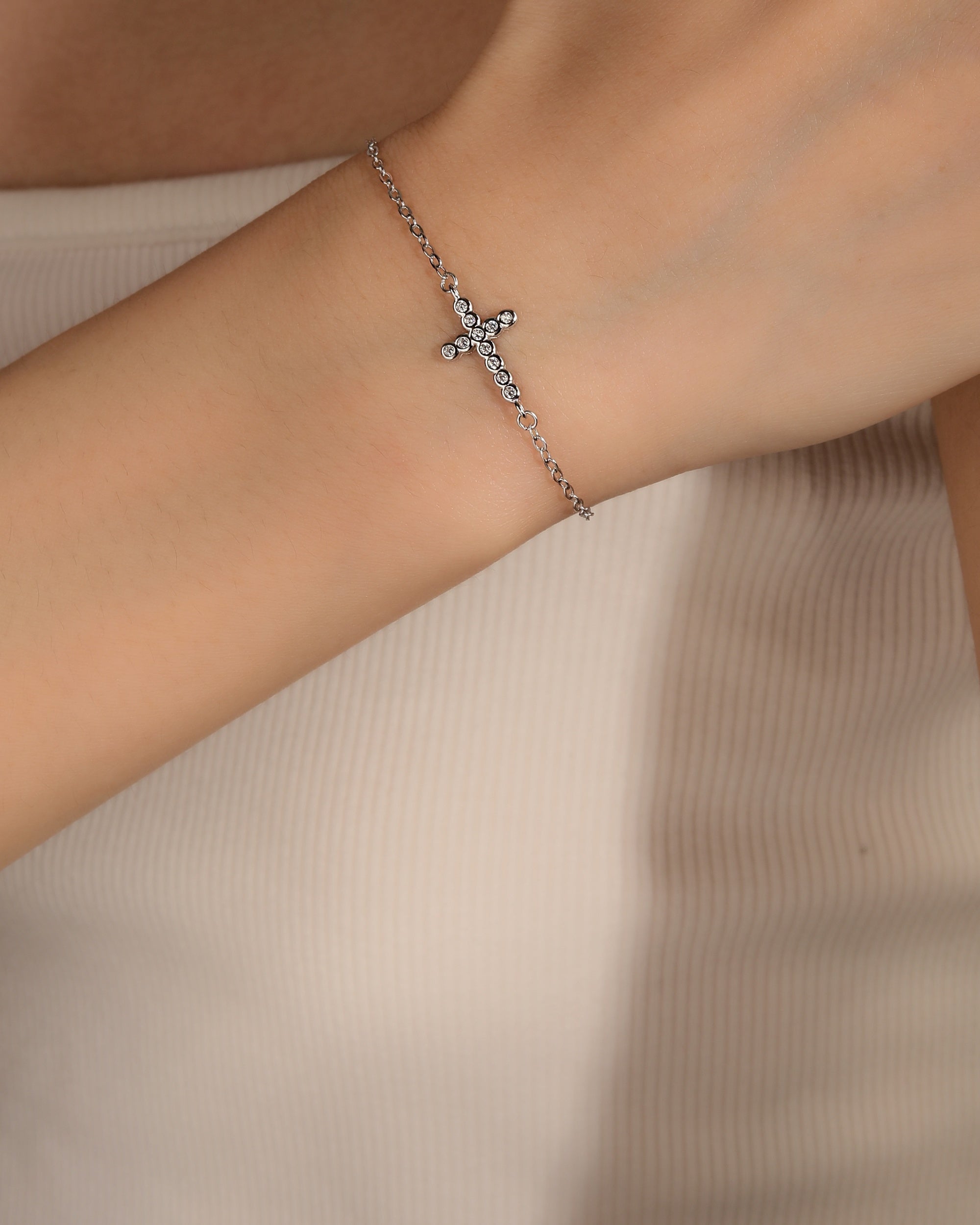 Pulsera sencilla de Cruz con circonia blanca 17+3cm en rodizado