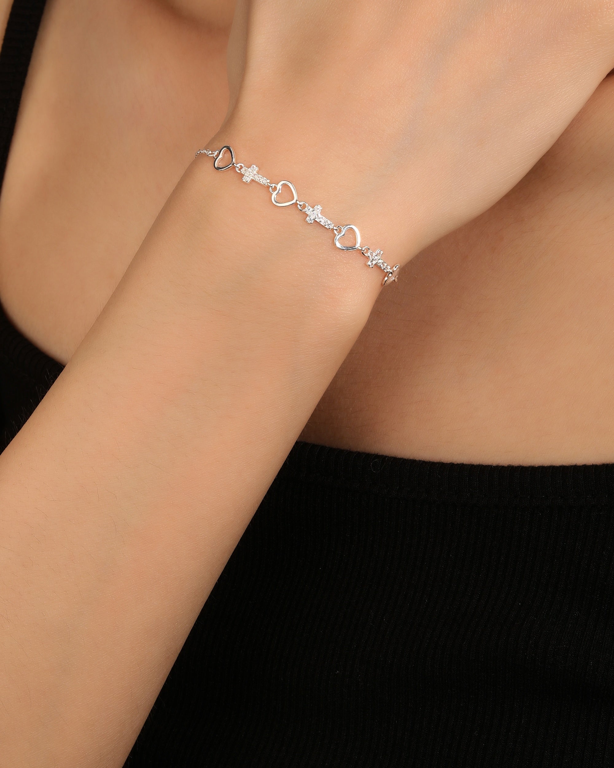 Pulsera sencilla de Cruz y corazon con circonia blanca 17+3cm en plateado