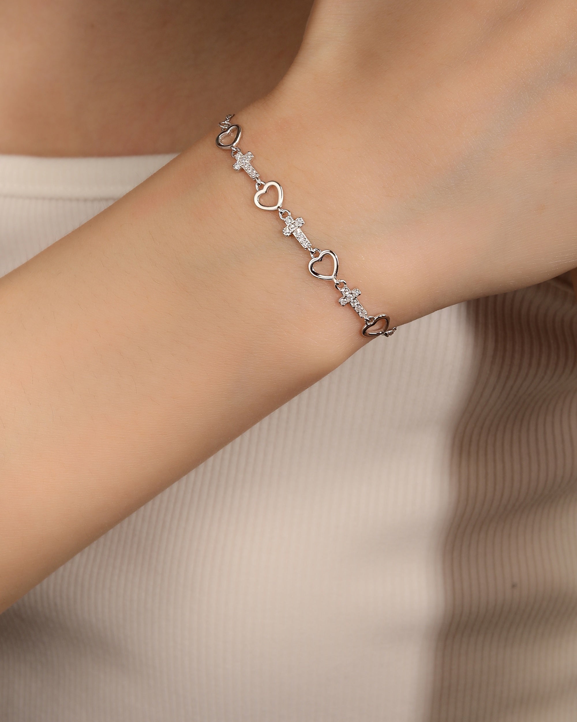 Pulsera sencilla de Cruz y corazon con circonia blanca 17+3cm en plateado
