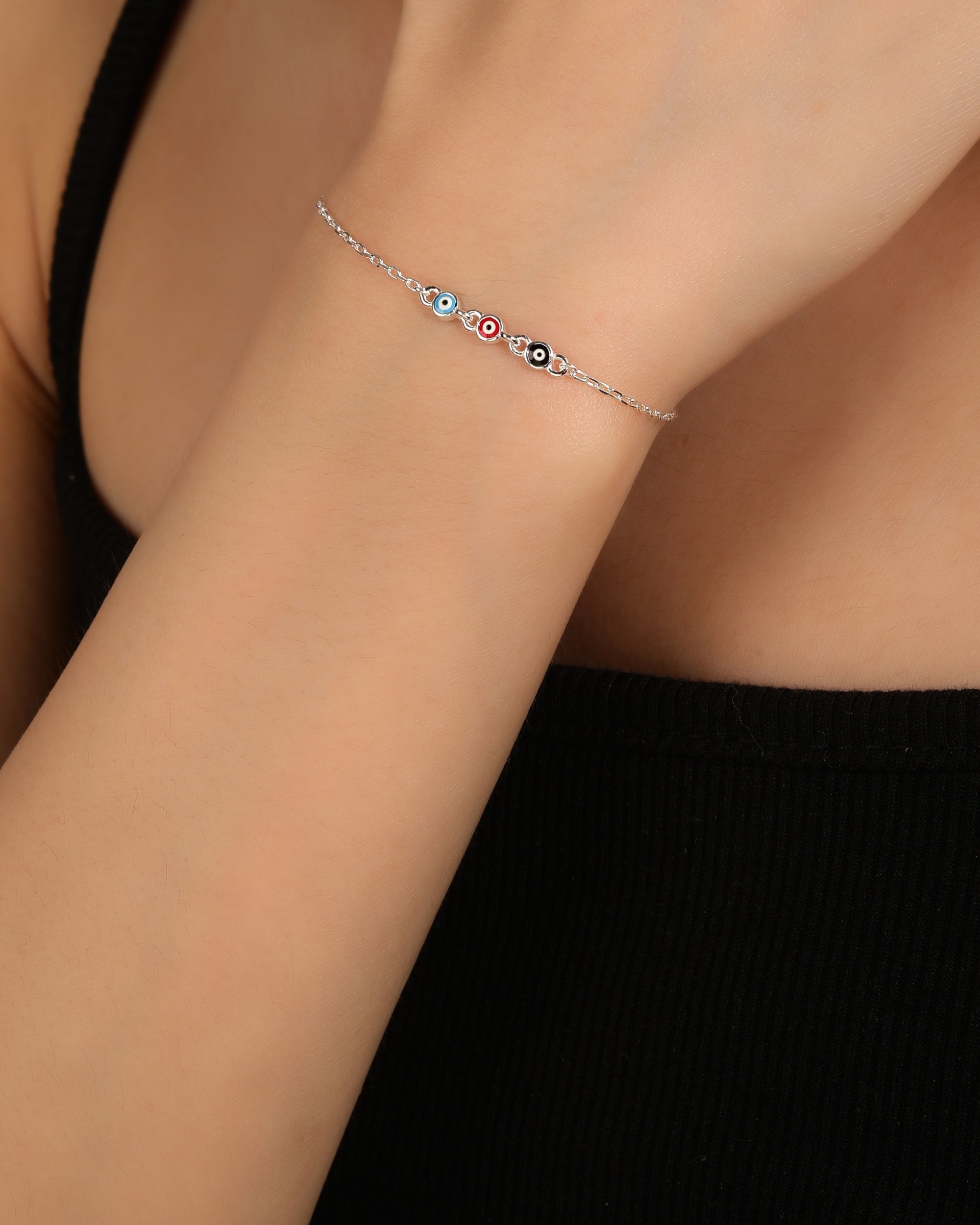 Pulsera sencilla con ojitos multicolor  17+3cm en plateado