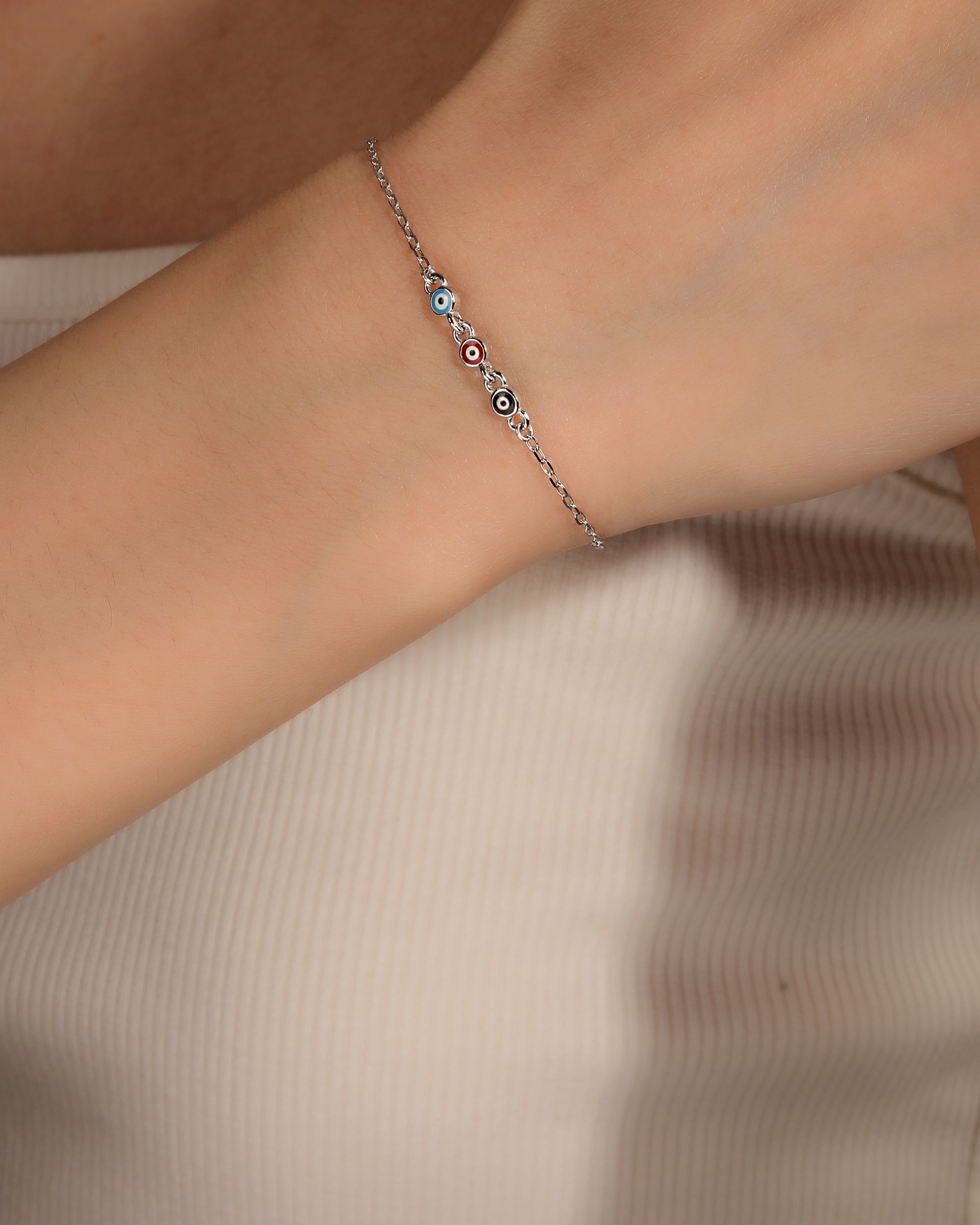 Pulsera sencilla con ojitos multicolor  17+3cm en rodizado
