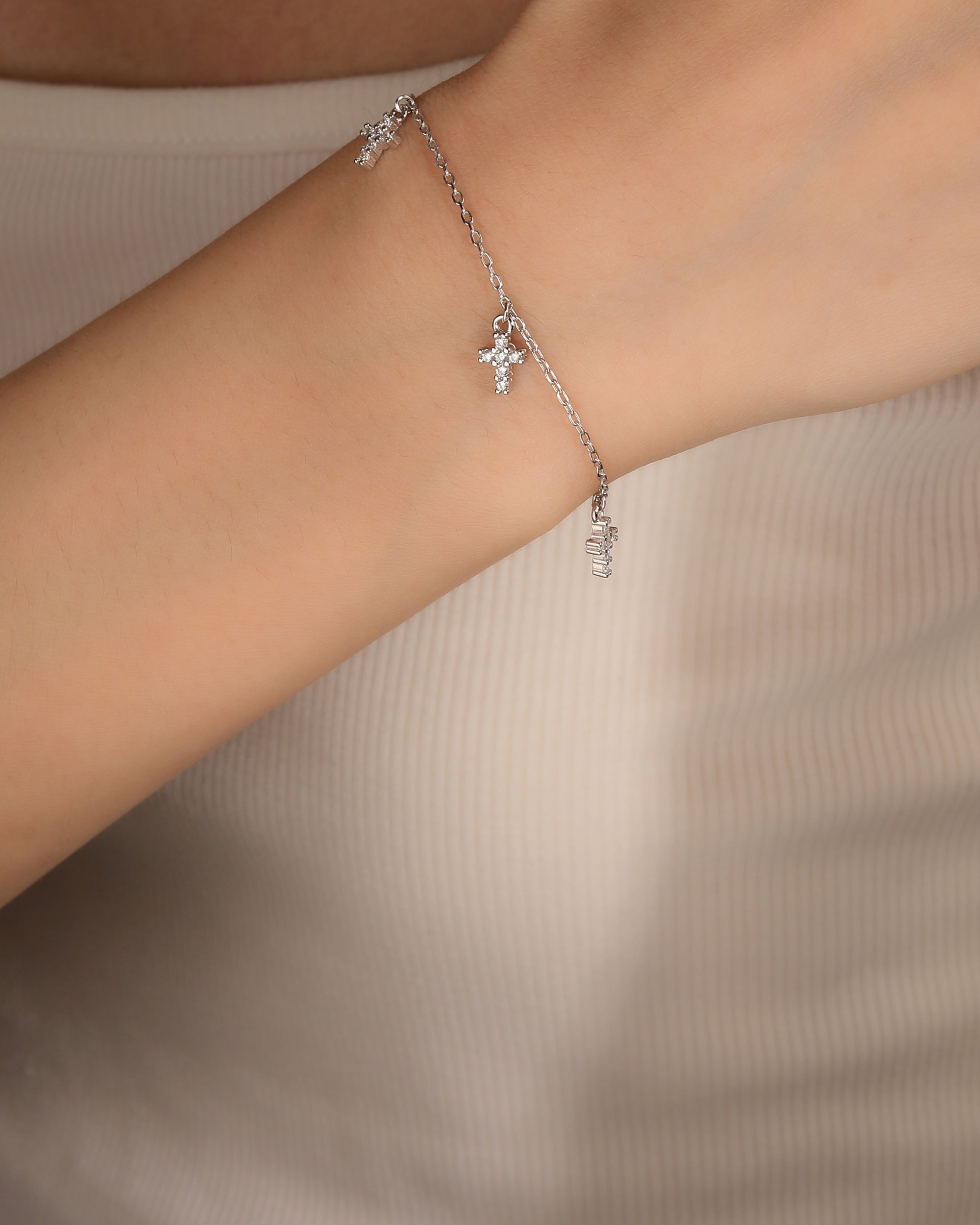 Pulsera sencilla de Cruces con circonia blanca 17+3cm en rodizado