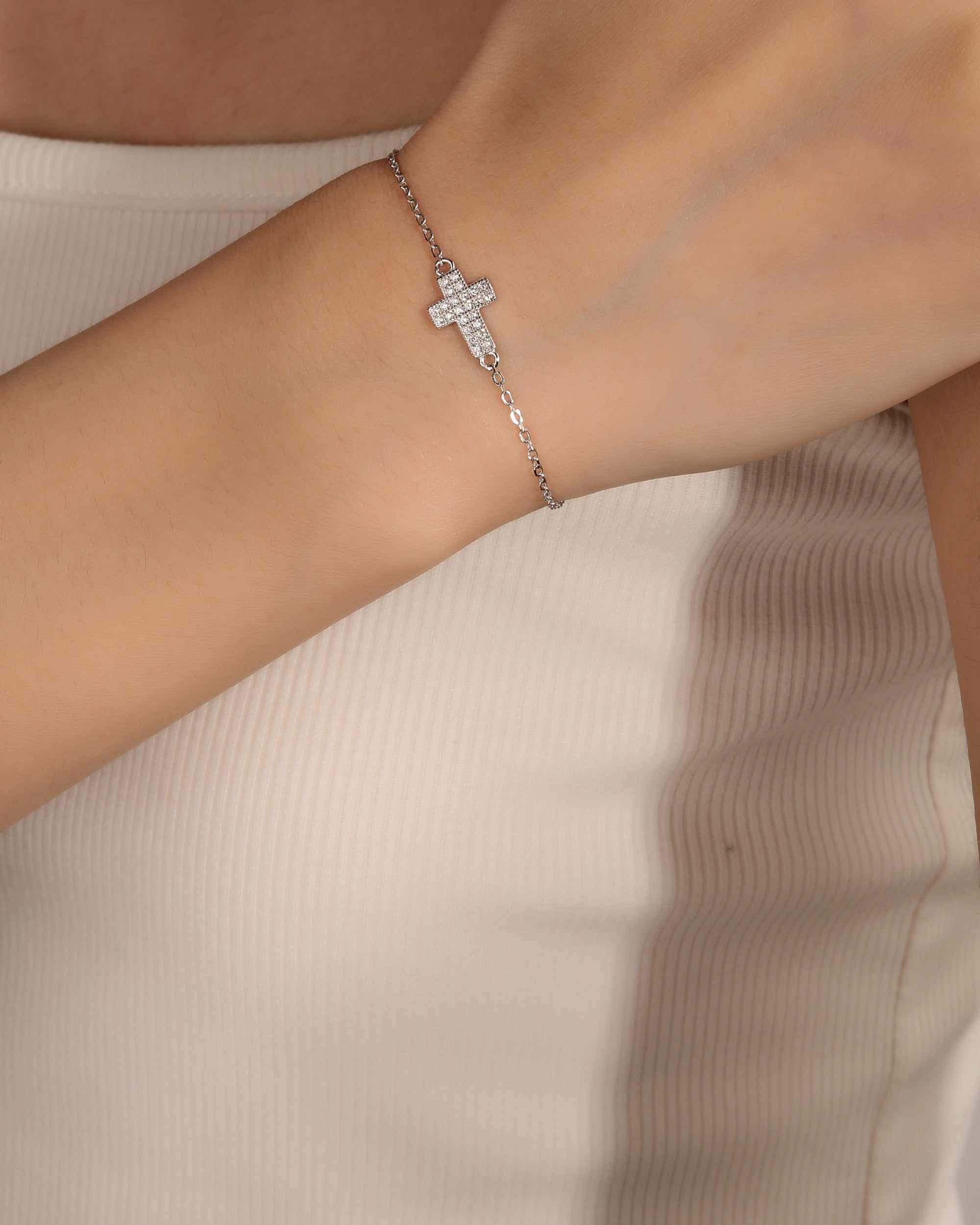Pulsera sencilla de Cruz con circonia blanca 17+3cm en rodizado