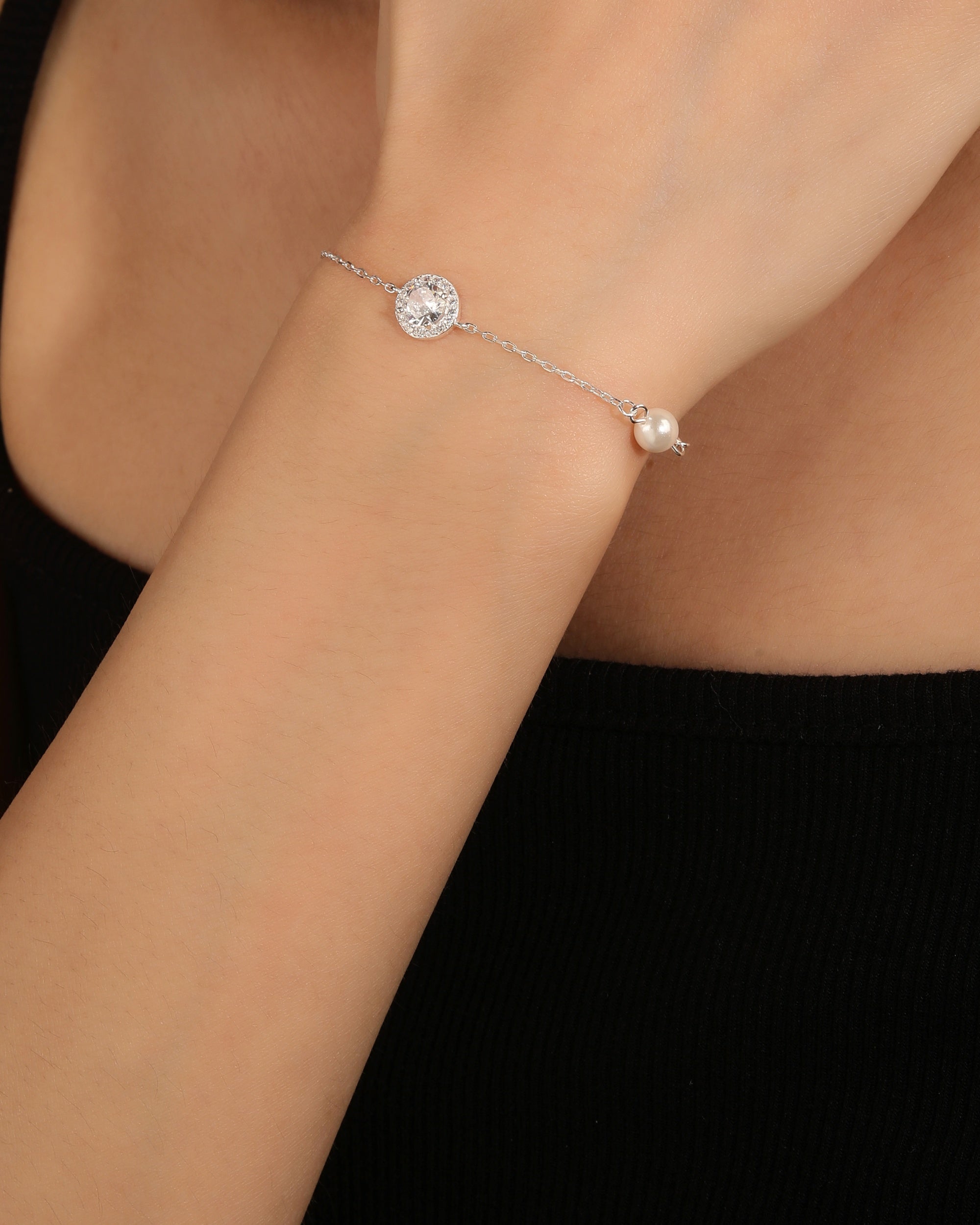 Pulsera sencilla con circonia redonda blanca y perla 17+3cm en plateado