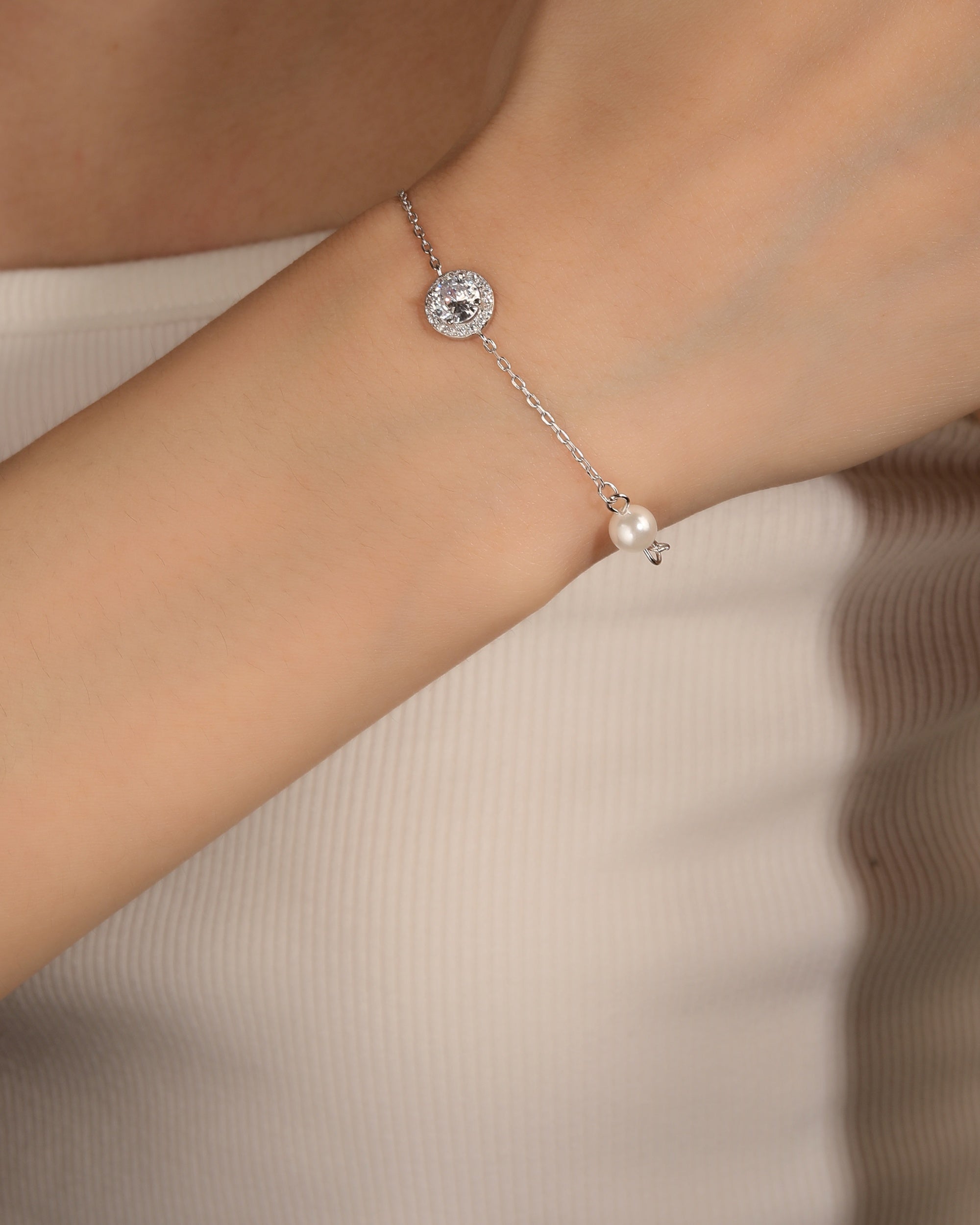Pulsera sencilla con circonia redonda blanca y perla 17+3cm en rodizado
