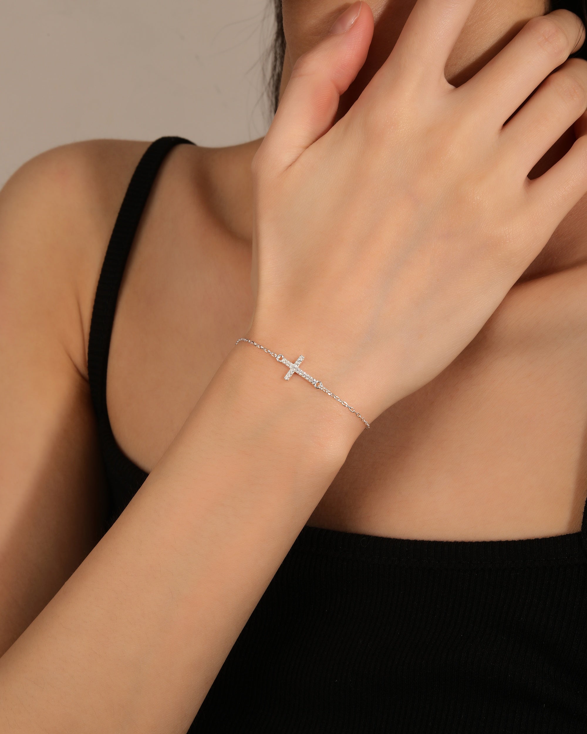 Pulsera de cruz con circonia blanca de 17+3cm en plateado