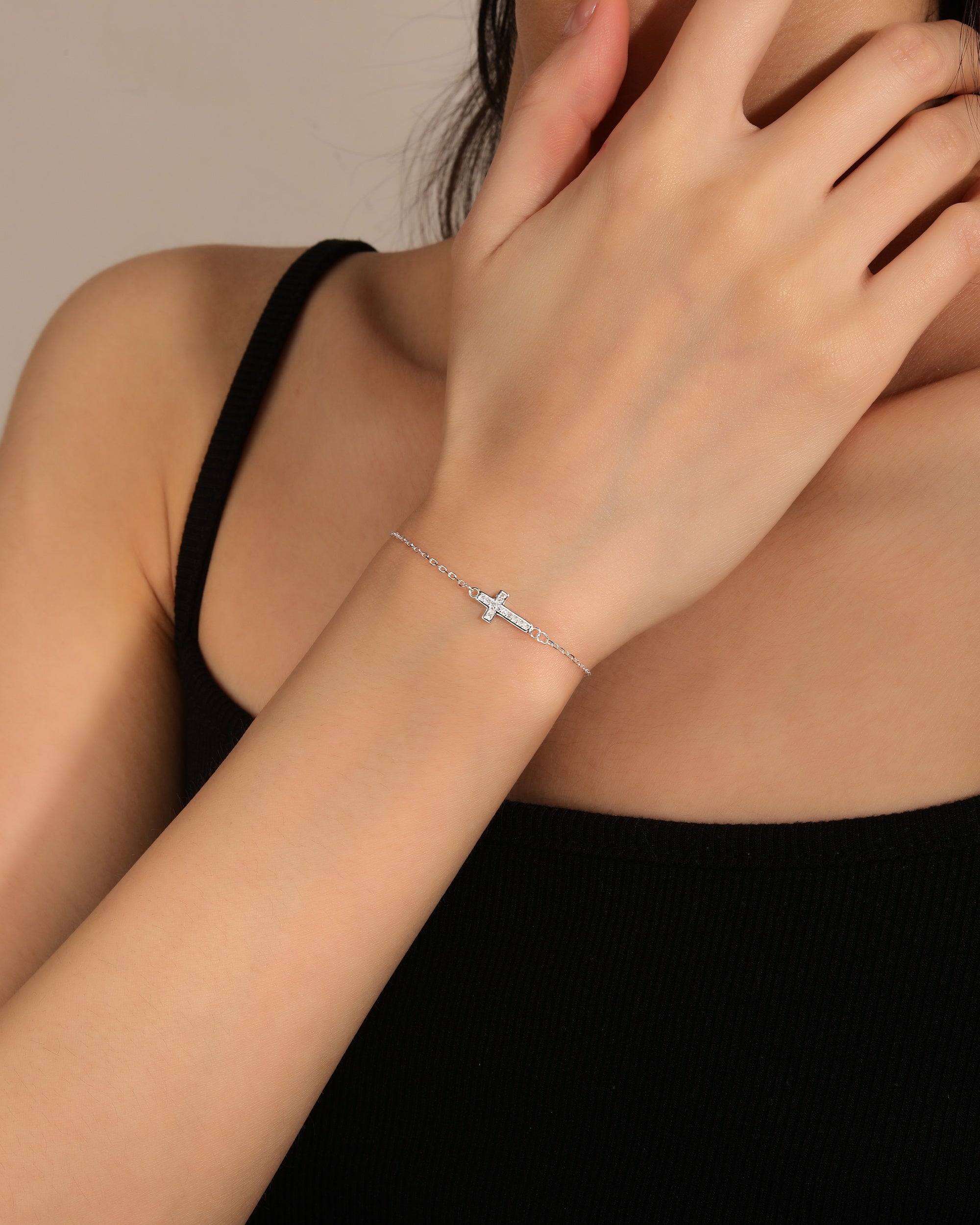 Pulsera de cruz con circonia blanca de 17+3cm en plateado