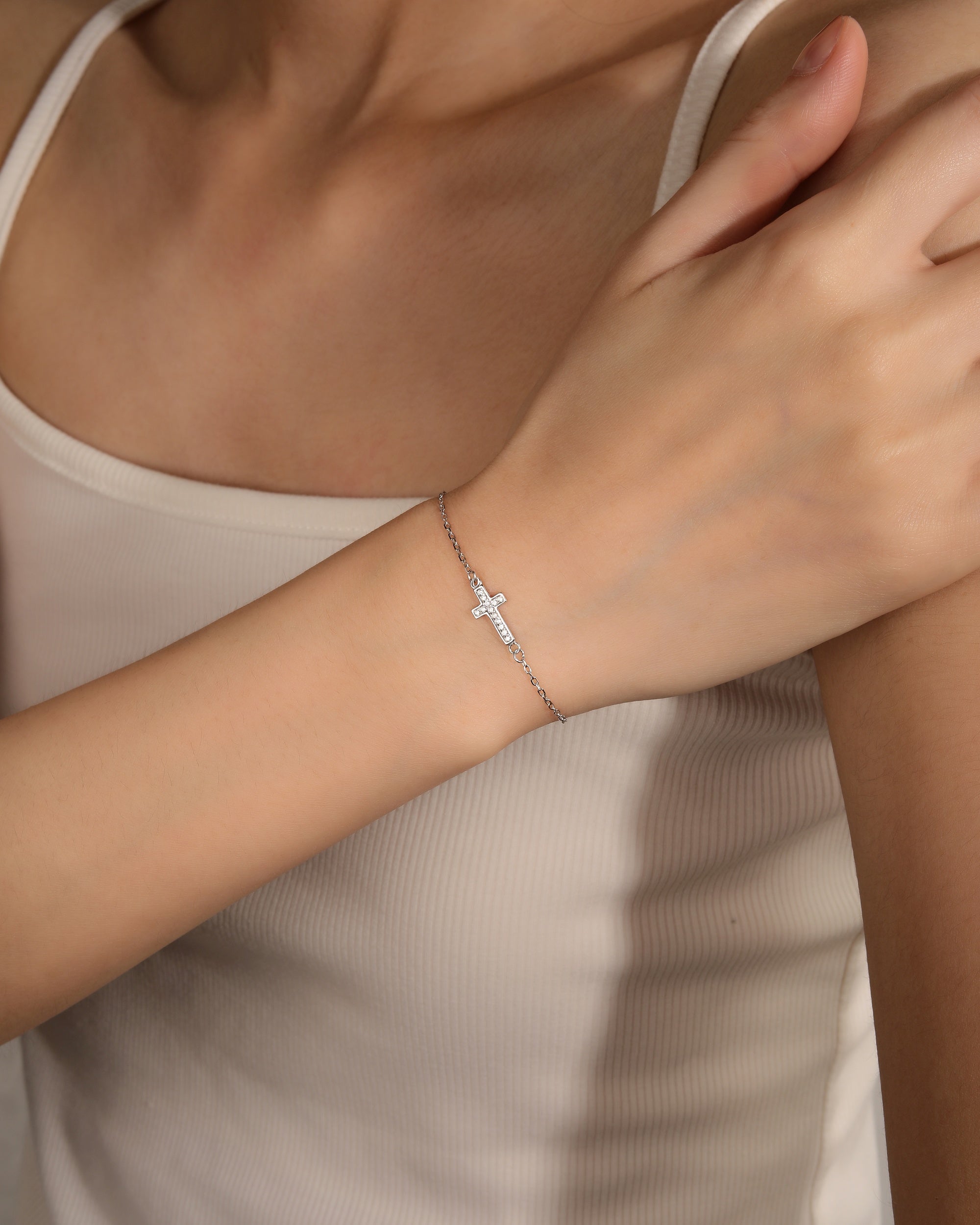 Pulsera de cruz con circonia blanca de 17+3cm en rodizado