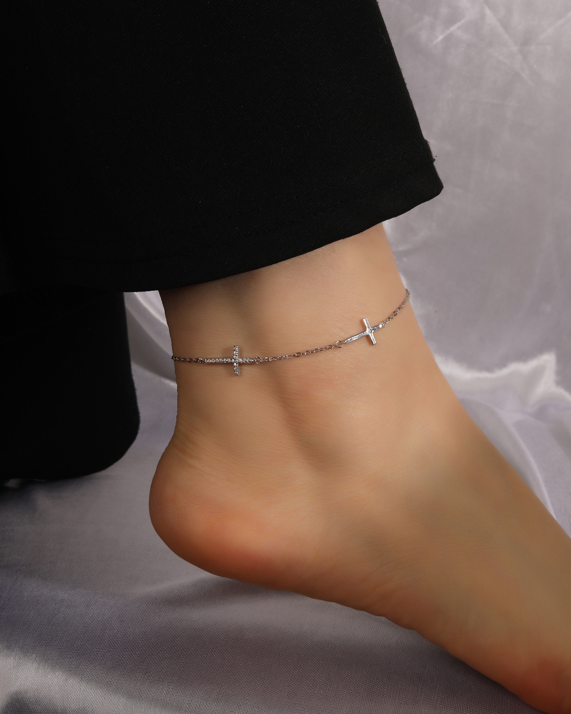Tobillera sencilla de Cruces con circonia blanca en rodizado