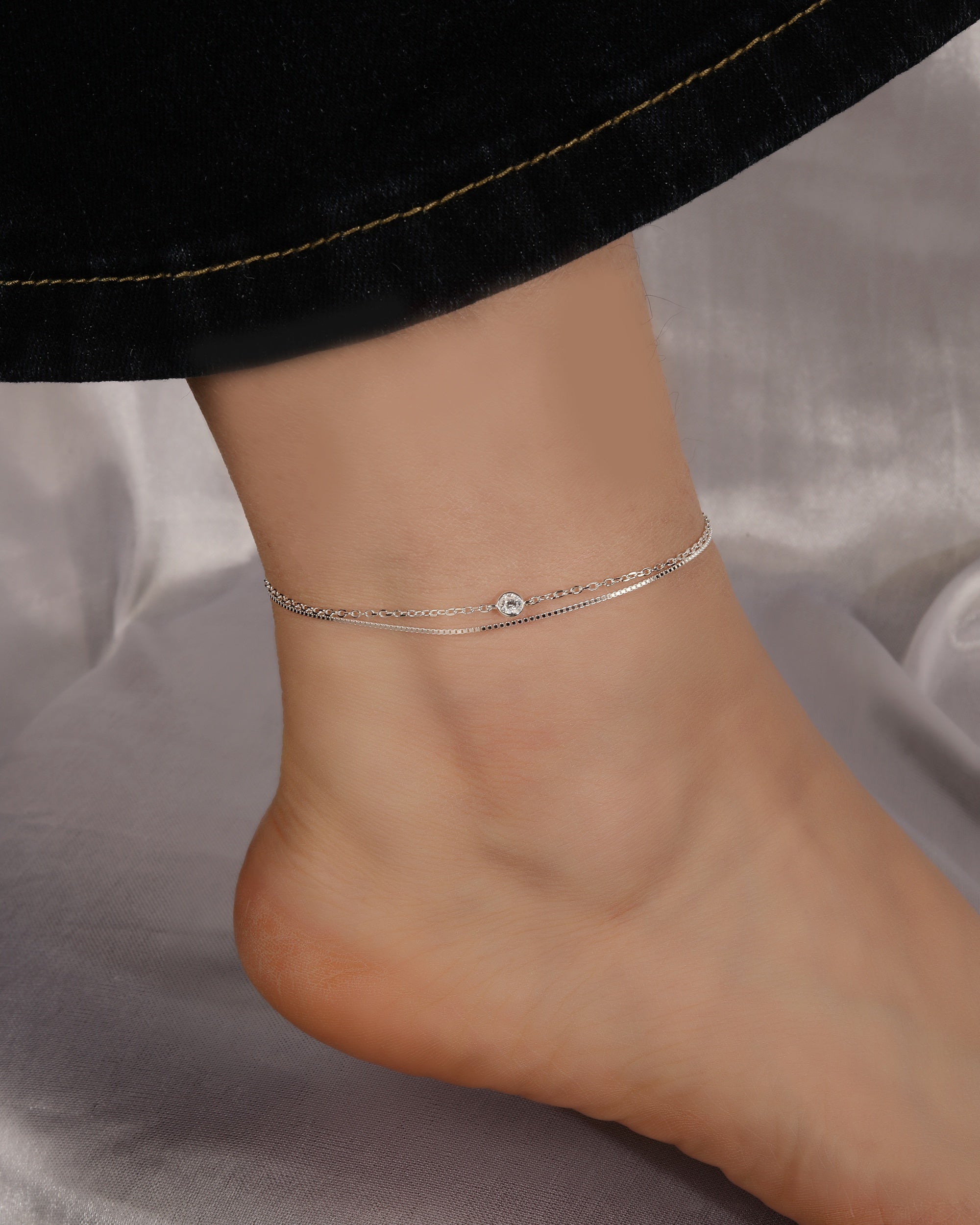Tobillera doble cadena con circonia redonda blanca en plateado